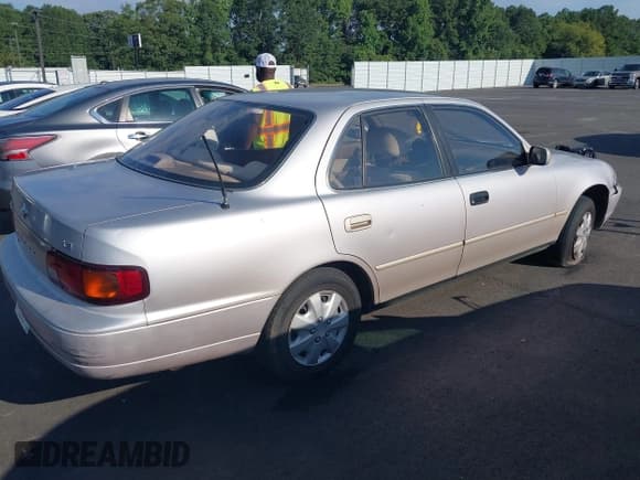 ✅ 1995 Toyota Camry LE • VIN: 4T1SK12E8SU648565 • Lot: 42715929. Wystawiony na IAAI z przebiegiem 230 782 mil. Bezpłatny archiwum sprzedaży aukcyjnych z USA i szczegółowy raport historii pojazdu na DreamBid. Zdjęcie 4.