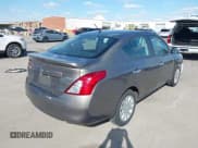 ✅ 2013 Nissan Versa S • VIN: 3N1CN7AP8DL887393 • Lot: 43702821. Wystawiony na IAAI z przebiegiem 59 549 mil. Bezpłatny archiwum sprzedaży aukcyjnych z USA i szczegółowy raport historii pojazdu na DreamBid. Zdjęcie 4.