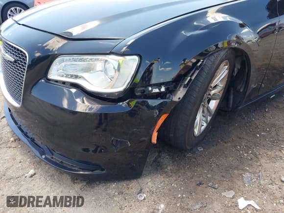 ✅ 2015 Chrysler 300 C • VIN: 2C3CCAEG4FH842008 • Lot: 43070434. Wystawiony na IAAI z przebiegiem 108 365 mil. Bezpłatny archiwum sprzedaży aukcyjnych z USA i szczegółowy raport historii pojazdu na DreamBid. Zdjęcie 6.