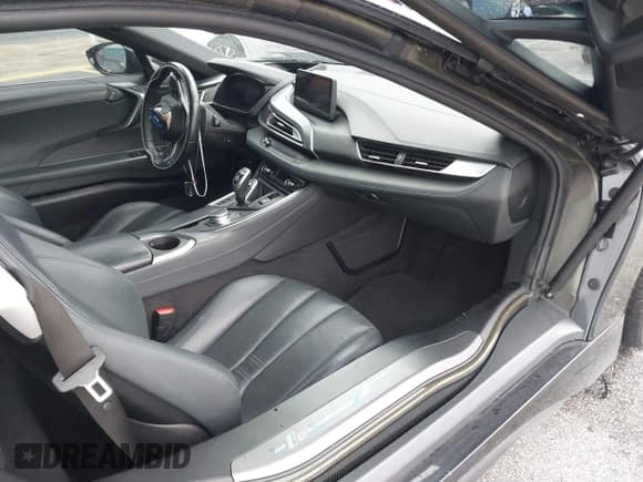 ✅ 2017 BMW i8 • VIN: WBY2Z2C33HV676861 • Лот: 42418897. Опубликован ранее на IAAI с пробегом 88 128 миль. Бесплатный доступ к архиву аукционных продаж из США и подробный отчёт об истории автомобиля на DreamBid. Изображение 5.