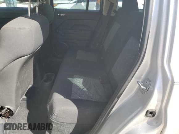 ✅ 2010 Jeep Patriot Sport • VIN: 1J4NT2GA6AD525950 • Lot: 84191165. Wystawiony na Copart z przebiegiem 200 865 mil. Bezpłatny archiwum sprzedaży aukcyjnych z USA i szczegółowy raport historii pojazdu na DreamBid. Zdjęcie 10.