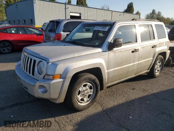 ✅ 2010 Jeep Patriot Latitude • VIN: 1J4NT1GA8AD625249 • Lot: 81372805. Wystawiony na Copart z przebiegiem 55 541 mil. Bezpłatny archiwum sprzedaży aukcyjnych z USA i szczegółowy raport historii pojazdu na DreamBid. Zdjęcie 1.