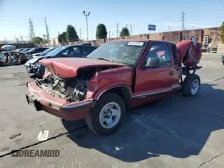 1997 Chevrolet S-10 LS z VIN 1GCCS19X5V8180176, wystawiony jako Copart lot #84394885 z przebiegiem 146 516 mil mil oraz Szkoda całkowita • Salvage title. Historia ofert i sprzedaży dostępna na DreamBid. Obrazek 1.