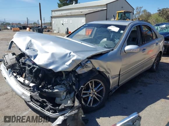 ✅ 2004 Mercedes-Benz C 240 • VIN: WDBRF61JX4A624676 • Lot: 41708324. Wystawiony na IAAI z przebiegiem 251 407 mil. Bezpłatny archiwum sprzedaży aukcyjnych z USA i szczegółowy raport historii pojazdu na DreamBid. Zdjęcie 2.