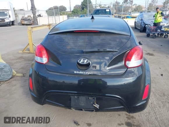 ✅ 2013 Hyundai Veloster w/Gray Int • VIN: KMHTC6AD1DU141372 • Lot: 41349170. Wystawiony na IAAI z przebiegiem Nie podano. Bezpłatny archiwum sprzedaży aukcyjnych z USA i szczegółowy raport historii pojazdu na DreamBid. Zdjęcie 15.