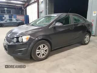 2015 Chevrolet Sonic LT z VIN 1G1JC5SH1F4158076, wystawiony jako Copart lot #91764075 z przebiegiem 129 612 mil mil oraz Czysty tytuł • Clean title. Historia ofert i sprzedaży dostępna na DreamBid. Obrazek 1.