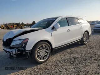 ✅ 2018 Lincoln MKT Reserve • VIN: 2LMHJ5AT2JBL00063 • Лот: 93078025. Опубликован ранее на Copart с пробегом 59 721 миль. Бесплатный доступ к архиву аукционных продаж из США и подробный отчёт об истории автомобиля на DreamBid. Изображение 1.