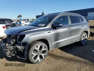 ✅ 2022 Volkswagen Taos SEL • VIN: 3VV2X7B28NM071075 • Lot: 82338615. Wystawiony na Copart z przebiegiem 52 304 mil. Bezpłatny archiwum sprzedaży aukcyjnych z USA i szczegółowy raport historii pojazdu na DreamBid. Zdjęcie 1.