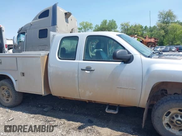 ✅ 2011 Chevrolet Silverado 2500HD • VIN: 1GB2KVCG0BZ409840 • Lot: 42557164. Wystawiony na IAAI z przebiegiem Nie podano. Bezpłatny archiwum sprzedaży aukcyjnych z USA i szczegółowy raport historii pojazdu na DreamBid. Zdjęcie 13.