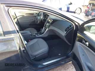 2013 Hyundai Sonata SE z VIN 5NPEC4AB4DH518139, wystawiony jako IAAI lot #43528847 z przebiegiem 156 262 mil mil oraz . Historia ofert i sprzedaży dostępna na DreamBid. Obrazek 5.