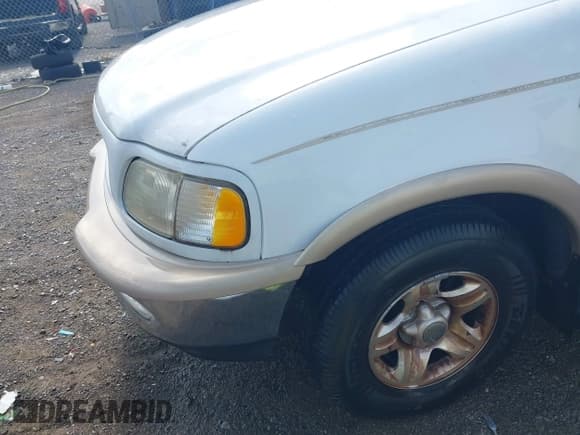 ✅ 1998 Ford Expedition XLT • VIN: 1FMRU17L6WLB26352 • Lot: 42713980. Listed on IAAI with 209,454 mi. Free auction sales archive from the USA and detailed vehicle history report at DreamBid. Image 6.