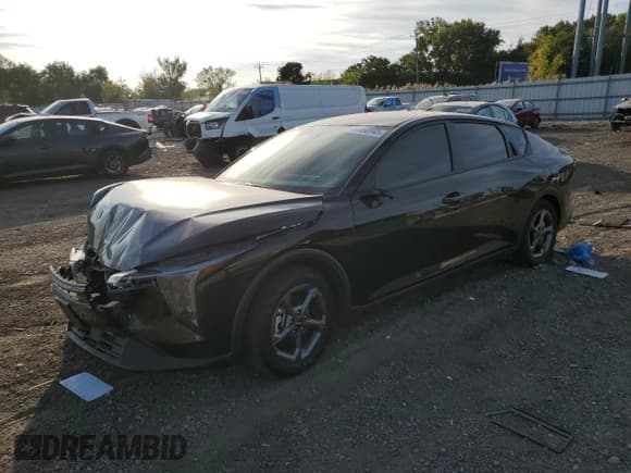 ✅ 2025 Kia K4 LXS • VIN: 3KPFT4DE1SE130975 • Lot: 84660995. Wystawiony na Copart z przebiegiem 10 989 mil. Bezpłatny archiwum sprzedaży aukcyjnych z USA i szczegółowy raport historii pojazdu na DreamBid. Zdjęcie 1.