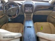 ✅ 2013 Lincoln MKZ Hybrid • VIN: 3LN6L2LU3DR820103 • Lot: 94521365. Wystawiony na Copart z przebiegiem 165 373 mil. Bezpłatny archiwum sprzedaży aukcyjnych z USA i szczegółowy raport historii pojazdu na DreamBid. Zdjęcie 8.