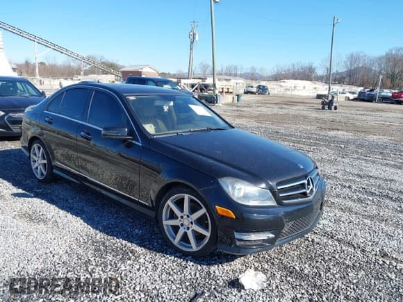 ✅ 2014 Mercedes-Benz C 250 Sport • VIN: WDDGF4HB5EA939260 • Lot: 43856292. Wystawiony na IAAI z przebiegiem 120 182 mil. Bezpłatny archiwum sprzedaży aukcyjnych z USA i szczegółowy raport historii pojazdu na DreamBid. Zdjęcie 1.