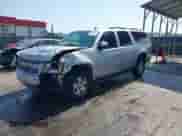 2014 Chevrolet Suburban LT z VIN 1GNSKJE70ER215516, wystawiony jako IAAI lot #42892191 z przebiegiem 201 872 mil mil oraz . Historia ofert i sprzedaży dostępna na DreamBid. Obrazek 2.