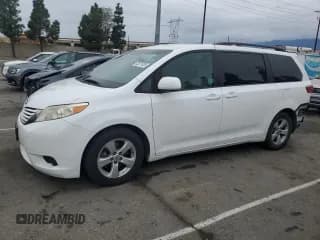 ✅ 2015 Toyota Sienna LE • VIN: 5TDKK3DC6FS553296 • Lot: 93071425. Listed on Copart with 208,797 mi. Free auction sales archive from the USA and detailed vehicle history report at DreamBid. Image 1.