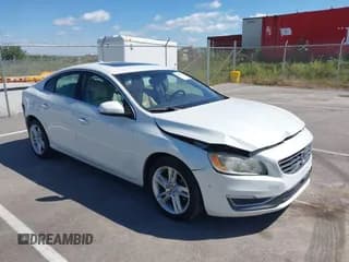 ✅ 2015 Volvo S60 T5 Drive-E Premier • VIN: YV126MFB4F1311757 • Lot: 43069692. Wystawiony na IAAI z przebiegiem 122 281 mil. Bezpłatny archiwum sprzedaży aukcyjnych z USA i szczegółowy raport historii pojazdu na DreamBid. Zdjęcie 1.