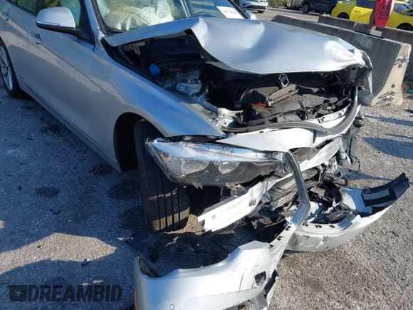 ✅ 2017 BMW 3 Series 320i • VIN: WBA8E1G37HNU18402 • Lot: 43729238. Listed on IAAI with 31,249 mi. Free auction sales archive from the USA and detailed vehicle history report at DreamBid. Image 6.