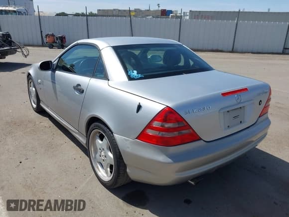 ✅ 1999 Mercedes-Benz SLK 230/320 • VIN: WDBKK47F0XF134176 • Lot: 42262277. Listed on IAAI with 189,170 mi. Free auction sales archive from the USA and detailed vehicle history report at DreamBid. Image 3.