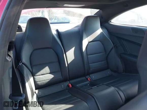 ✅ 2015 Mercedes-Benz C 250 • VIN: WDDGJ4HB7FG392604 • Lot: 43796314. Listed on IAAI with 91,958 mi. Free auction sales archive from the USA and detailed vehicle history report at DreamBid. Image 8.