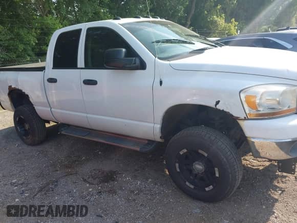 2006 Dodge 3500 SLT z VIN 3D7LX38C26G265439, wystawiony jako IAAI lot #42747687 z przebiegiem 130 340 mil mil oraz . Historia ofert i sprzedaży dostępna na DreamBid. Obrazek 13.