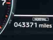 2024 Mitsubishi Outlander SE z VIN JA4J3VA85RZ076605, wystawiony jako IAAI lot #43430661 z przebiegiem 43 371 mil mil oraz . Historia ofert i sprzedaży dostępna na DreamBid. Obrazek 15.