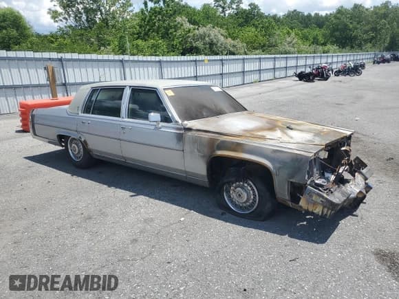 ✅ 1989 Cadillac Brougham • VIN: 1G6DW51Y0KR737900 • Lot: 61662345. Wystawiony na Copart z przebiegiem Nie podano. Bezpłatny archiwum sprzedaży aukcyjnych z USA i szczegółowy raport historii pojazdu na DreamBid. Zdjęcie 4.