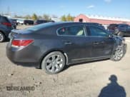 ✅ 2013 Buick LaCrosse • VIN: 1G4GA5ER1DF136510 • Lot: 90362265. Wystawiony na Copart z przebiegiem 141 727 mil. Bezpłatny archiwum sprzedaży aukcyjnych z USA i szczegółowy raport historii pojazdu na DreamBid. Zdjęcie 3.