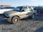 ✅ 2001 Chevrolet Blazer LT • VIN: 1GNDT13W212167763 • Lot: 41997079. Wystawiony na IAAI z przebiegiem 173 050 mil. Bezpłatny archiwum sprzedaży aukcyjnych z USA i szczegółowy raport historii pojazdu na DreamBid. Zdjęcie 2.