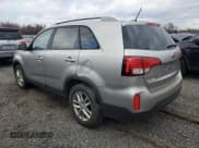 ✅ 2015 Kia Sorento LX • VIN: 5XYKTCA65FG608555 • Lot: 92384715. Wystawiony na Copart z przebiegiem Nie podano. Bezpłatny archiwum sprzedaży aukcyjnych z USA i szczegółowy raport historii pojazdu na DreamBid. Zdjęcie 2.