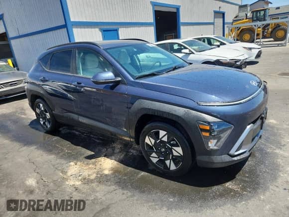 2024 Hyundai Kona SEL z VIN KM8HB3AB1RU097130, wystawiony jako Copart lot #67791975 z przebiegiem 31 837 mil mil oraz Szkoda całkowita • Salvage title. Historia ofert i sprzedaży dostępna na DreamBid. Obrazek 4.