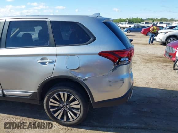2020 Mitsubishi Outlander ES with VIN JA4AZ3A39LZ006104, listed as a IAAI auction lot 42316711 with 79,623 mi miles and . Bid and sale history available at DreamBid. Image 6.
