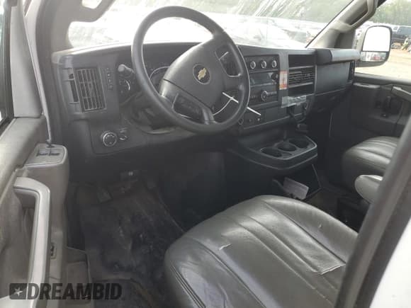 ✅ 2017 Chevrolet Express Cargo • VIN: 1GCWGBFG9H1138096 • Lot: 51268905. Wystawiony na Copart z przebiegiem 186 298 mil. Bezpłatny archiwum sprzedaży aukcyjnych z USA i szczegółowy raport historii pojazdu na DreamBid. Zdjęcie 8.