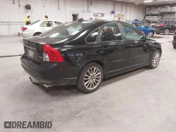 ✅ 2011 Volvo S40 • VIN: YV1672MS1B2549656 • Lot: 43445739. Wystawiony na IAAI z przebiegiem 160 920 mil. Bezpłatny archiwum sprzedaży aukcyjnych z USA i szczegółowy raport historii pojazdu na DreamBid. Zdjęcie 4.