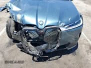 ✅ 2022 BMW iX xDrive50 • VIN: WB523CF07NCK56145 • Lot: 60202103. Wystawiony na Copart z przebiegiem 10 822 mil. Bezpłatny archiwum sprzedaży aukcyjnych z USA i szczegółowy raport historii pojazdu na DreamBid. Zdjęcie 13.