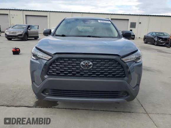 ✅ 2023 Toyota Corolla Cross L • VIN: 7MUAAAAG4PV052893 • Lot: 85883255. Wystawiony na Copart z przebiegiem 55 952 mil. Bezpłatny archiwum sprzedaży aukcyjnych z USA i szczegółowy raport historii pojazdu na DreamBid. Zdjęcie 5.