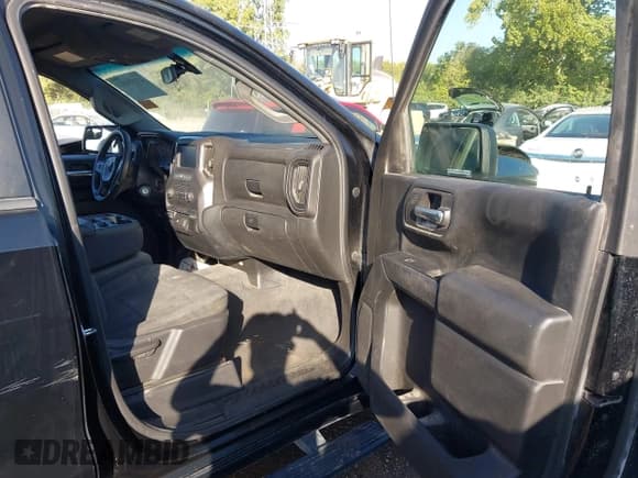 ✅ 2020 Chevrolet Silverado 1500 Custom • VIN: 1GCPYBEH6LZ156898 • Lot: 43333093. Wystawiony na IAAI z przebiegiem 64 115 mil. Bezpłatny archiwum sprzedaży aukcyjnych z USA i szczegółowy raport historii pojazdu na DreamBid. Zdjęcie 5.