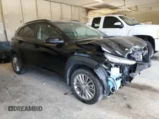 ✅ 2021 Hyundai Kona SEL Plus • VIN: KM8K6CAAXMU605802 • Lot: 64554863. Wystawiony na Copart z przebiegiem 45 123 mil mil. Skorzystaj z bezpłatnego archiwum sprzedaży aukcyjnych z USA i zobacz szczegółowy raport historii pojazdu na DreamBid. Zdjęcie 4.