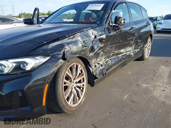 ✅ 2023 BMW 3 Series 330i • VIN: 3MW69FF08P8D42058 • Lot: 43630066. Listed on IAAI with 33,487 mi. Free auction sales archive from the USA and detailed vehicle history report at DreamBid. Image 17.