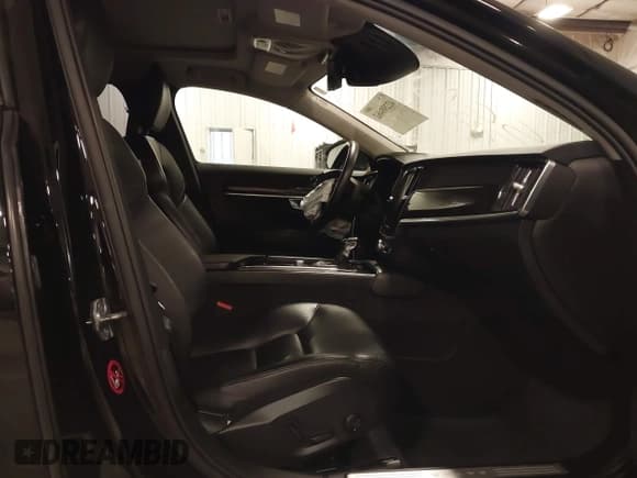 ✅ 2017 Volvo S90 Momentum • VIN: YV1102AK2H1008973 • Lot: 42298462. Listed on IAAI with 117,336 mi. Free auction sales archive from the USA and detailed vehicle history report at DreamBid. Image 5.