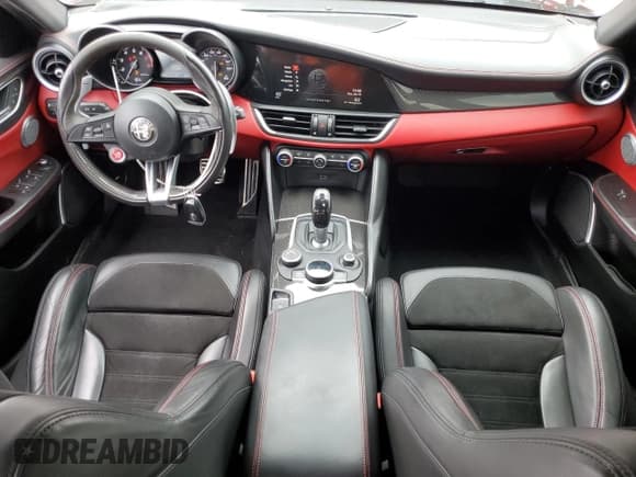 ✅ 2018 Alfa Romeo Giulia • VIN: ZARFAEAV2J7570644 • Lot: 71364005. Wystawiony na Copart z przebiegiem 54 033 mil. Bezpłatny archiwum sprzedaży aukcyjnych z USA i szczegółowy raport historii pojazdu na DreamBid. Zdjęcie 8.