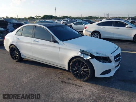 ✅ 2015 Mercedes-Benz C 300 • VIN: 55SWF4JB0FU069201 • Lot: 43059425. Wystawiony na IAAI z przebiegiem 167 477 mil. Bezpłatny archiwum sprzedaży aukcyjnych z USA i szczegółowy raport historii pojazdu na DreamBid. Zdjęcie 1.