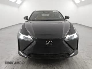 ✅ 2024 Lexus RZ 300e Premium • VIN: JTJABABB8RA005941 • Lot: 88363525. Wystawiony na Copart z przebiegiem 3 024 mil. Bezpłatny archiwum sprzedaży aukcyjnych z USA i szczegółowy raport historii pojazdu na DreamBid. Zdjęcie 5.