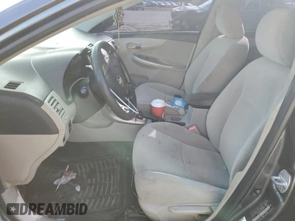 ✅ 2011 Toyota Corolla LE • VIN: JTDBU4EE8BJ103995 • Lot: 81858275. Wystawiony na Copart z przebiegiem 384 626 mil. Bezpłatny archiwum sprzedaży aukcyjnych z USA i szczegółowy raport historii pojazdu na DreamBid. Zdjęcie 7.