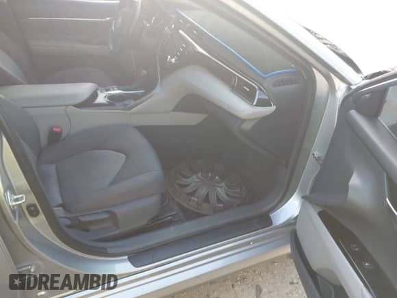 2020 Toyota Camry Hybrid LE z VIN 4T1C31AK0LU524185, wystawiony jako IAAI lot #43334178 z przebiegiem 241 680 mil mil oraz . Historia ofert i sprzedaży dostępna na DreamBid. Obrazek 5.