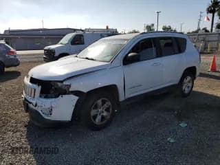 ✅ 2015 Jeep Compass Altitude • VIN: 1C4NJCBA3FD262557 • Lot: 59505045. Wystawiony na Copart z przebiegiem 172 083 mil. Bezpłatny archiwum sprzedaży aukcyjnych z USA i szczegółowy raport historii pojazdu na DreamBid. Zdjęcie 1.