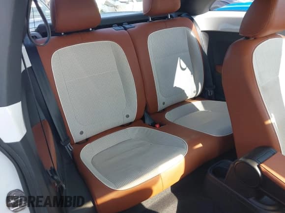 ✅ 2016 Volkswagen Beetle Fleet Edition • VIN: 3VWF17AT0GM631330 • Lot: 43559287. Wystawiony na IAAI z przebiegiem 72 998 mil. Bezpłatny archiwum sprzedaży aukcyjnych z USA i szczegółowy raport historii pojazdu na DreamBid. Zdjęcie 8.