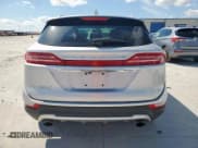 ✅ 2019 Lincoln MKC Select • VIN: 5LMCJ2C9XKUL17515 • Lot: 81739925. Wystawiony na Copart z przebiegiem 59 215 mil. Bezpłatny archiwum sprzedaży aukcyjnych z USA i szczegółowy raport historii pojazdu na DreamBid. Zdjęcie 6.