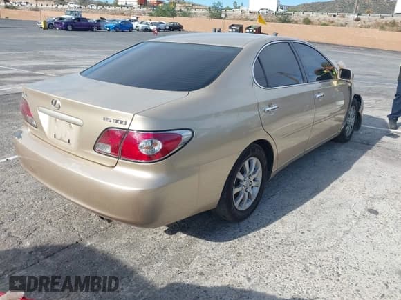 ✅ 2002 Lexus ES 300 • VIN: JTHBF30G420049256 • Lot: 43833415. Wystawiony na IAAI z przebiegiem 313 735 mil. Bezpłatny archiwum sprzedaży aukcyjnych z USA i szczegółowy raport historii pojazdu na DreamBid. Zdjęcie 4.