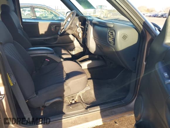 ✅ 2004 Chevrolet Blazer LS • VIN: 1GNDT13X74K143228 • Lot: 41761295. Wystawiony na IAAI z przebiegiem 149 003 mil. Bezpłatny archiwum sprzedaży aukcyjnych z USA i szczegółowy raport historii pojazdu na DreamBid. Zdjęcie 5.